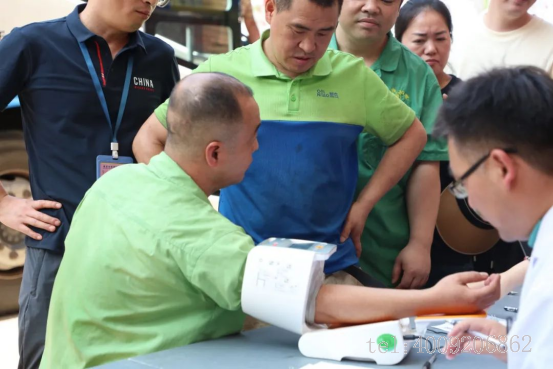 點滴聚愛心，公司組織開展公益獻血活動(圖1)